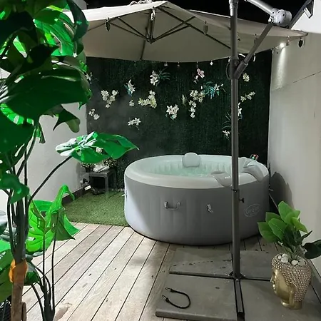 Jacuzzi Avec Jardin 아파트