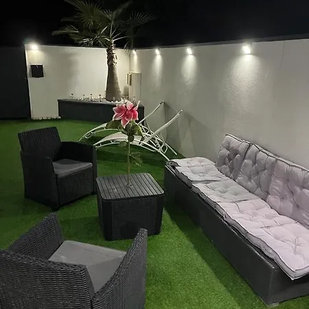 아파트 Jacuzzi Avec Jardin 아그